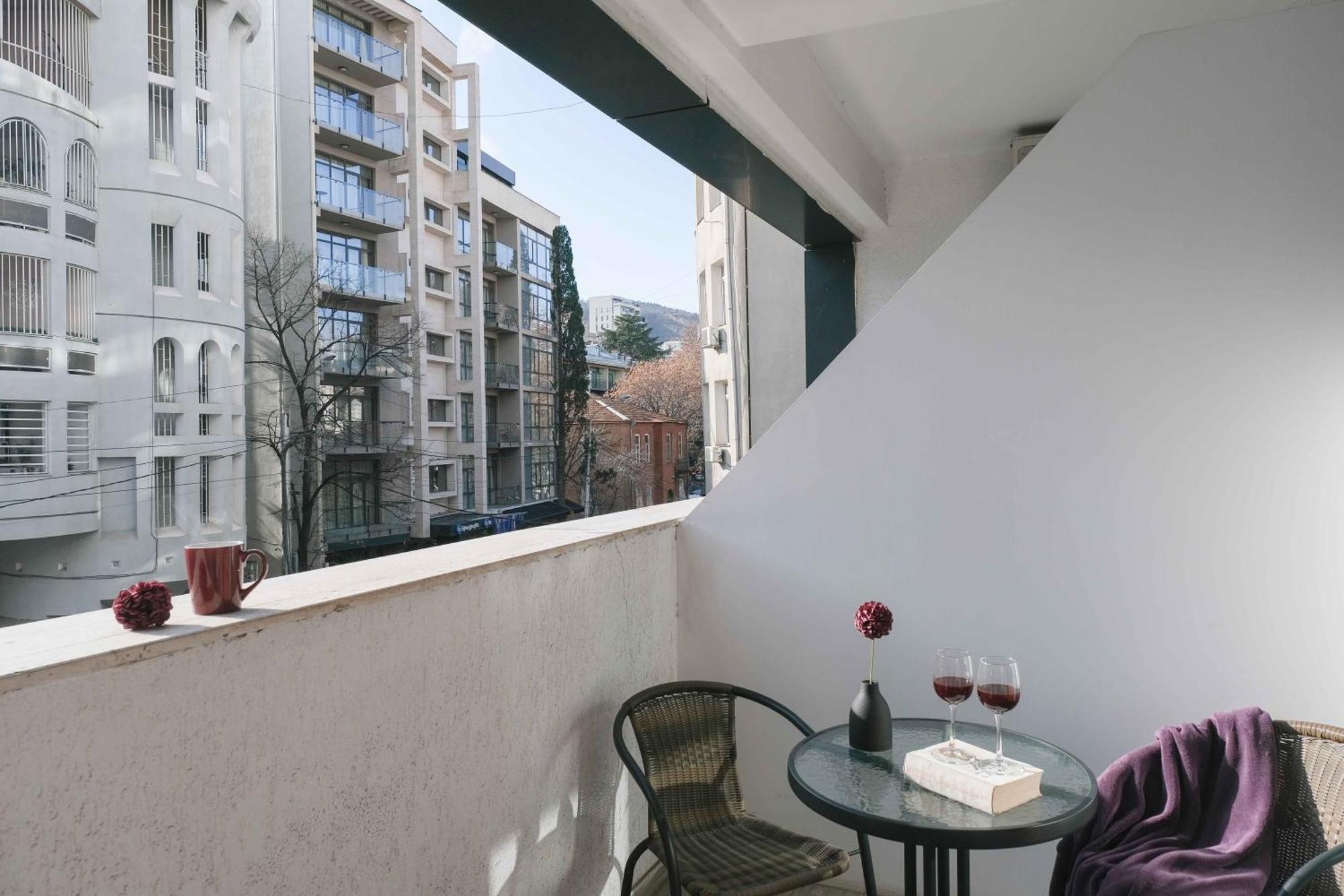 Round Garden Hotel Тбилиси Экстерьер фото