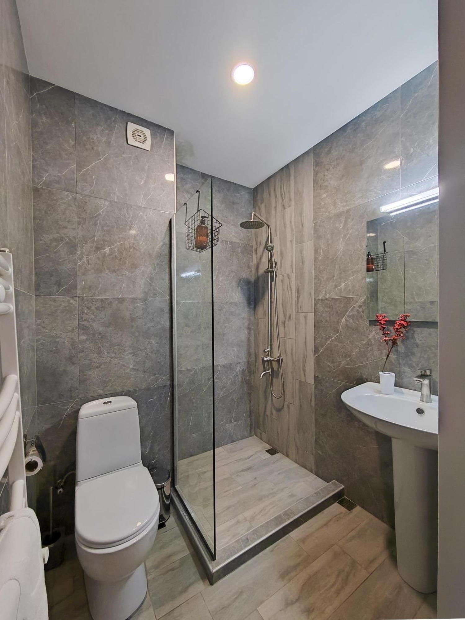 Round Garden Hotel Тбилиси Экстерьер фото