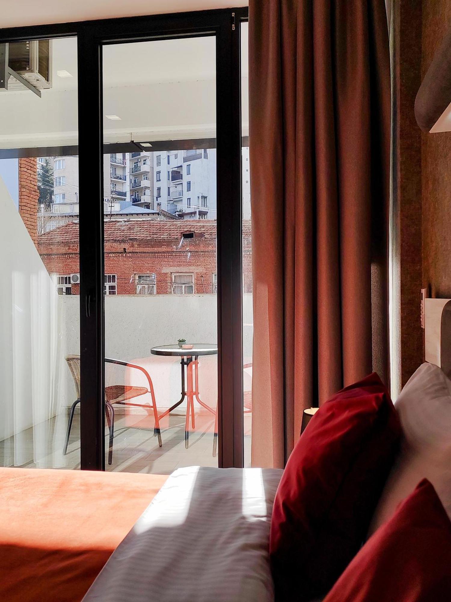 Round Garden Hotel Тбилиси Экстерьер фото