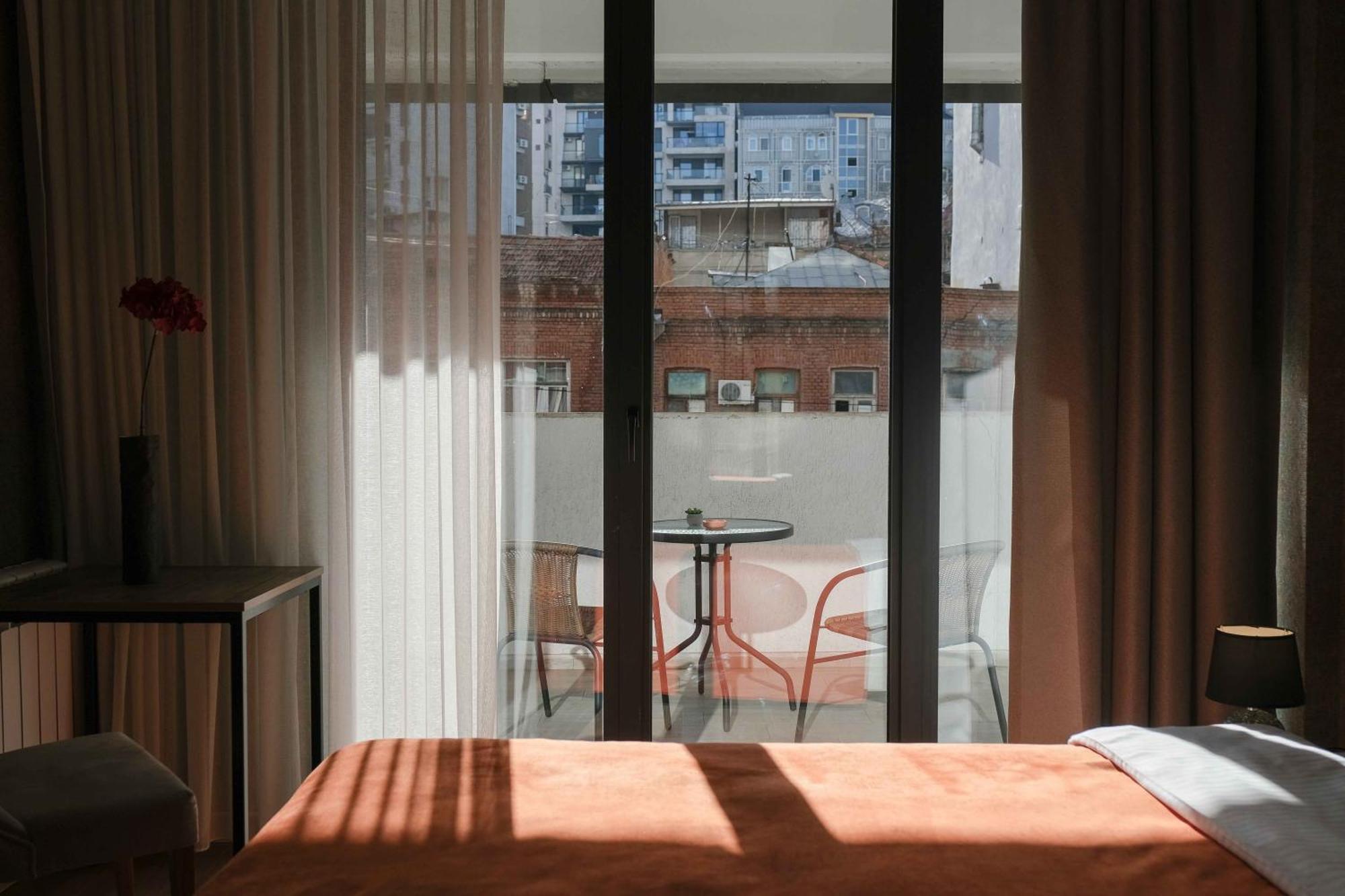 Round Garden Hotel Тбилиси Экстерьер фото