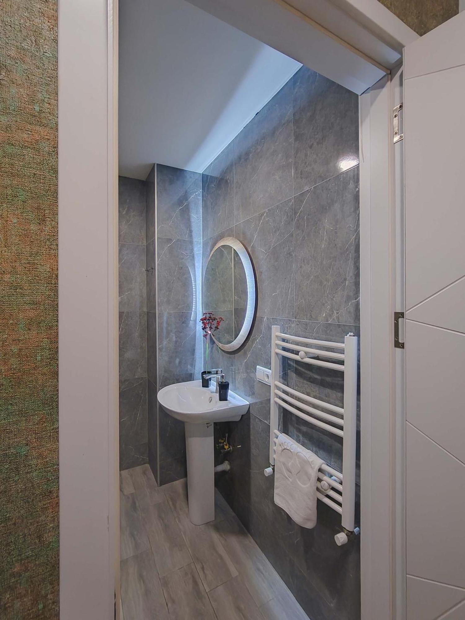 Round Garden Hotel Тбилиси Экстерьер фото