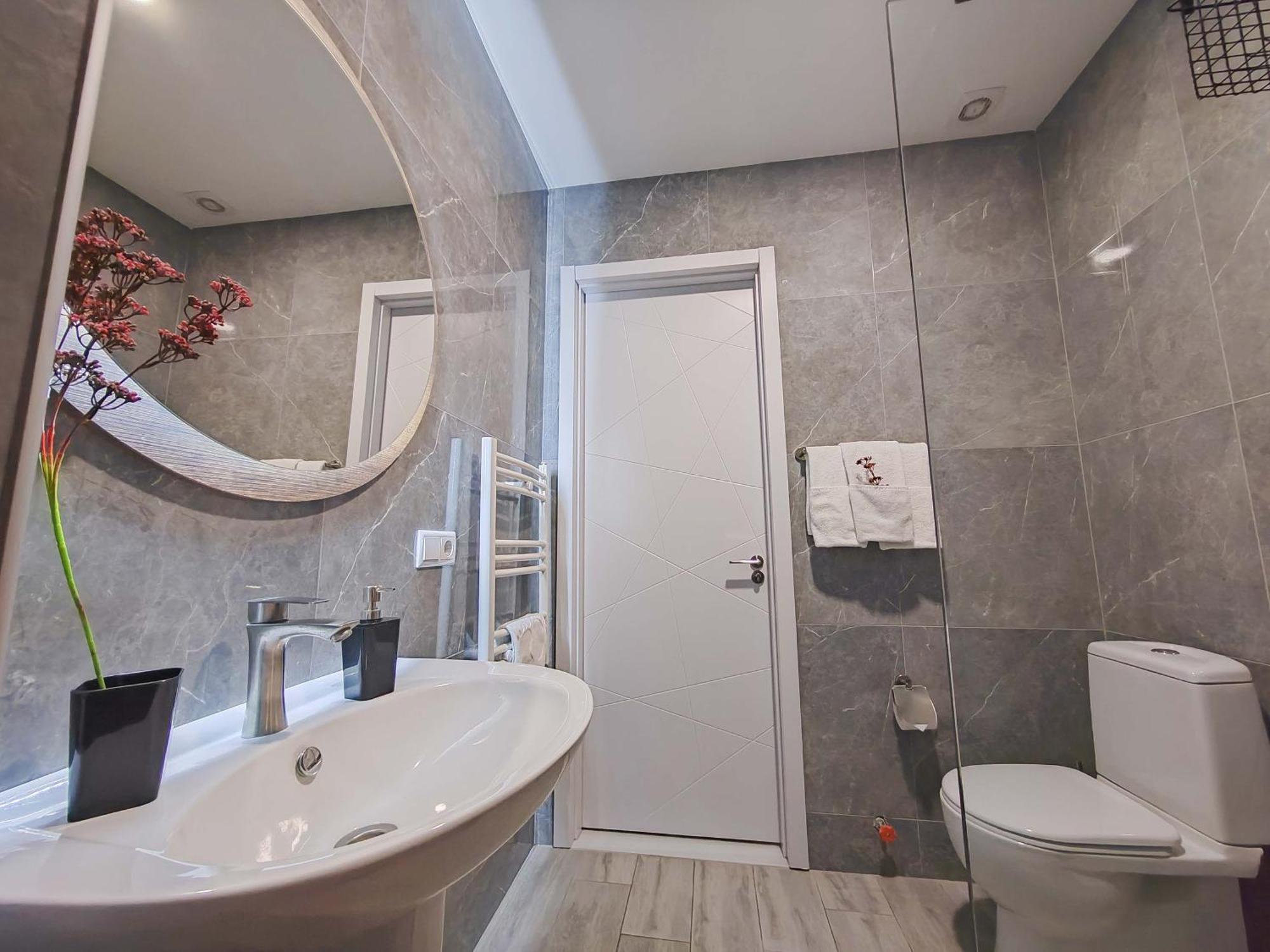 Round Garden Hotel Тбилиси Экстерьер фото